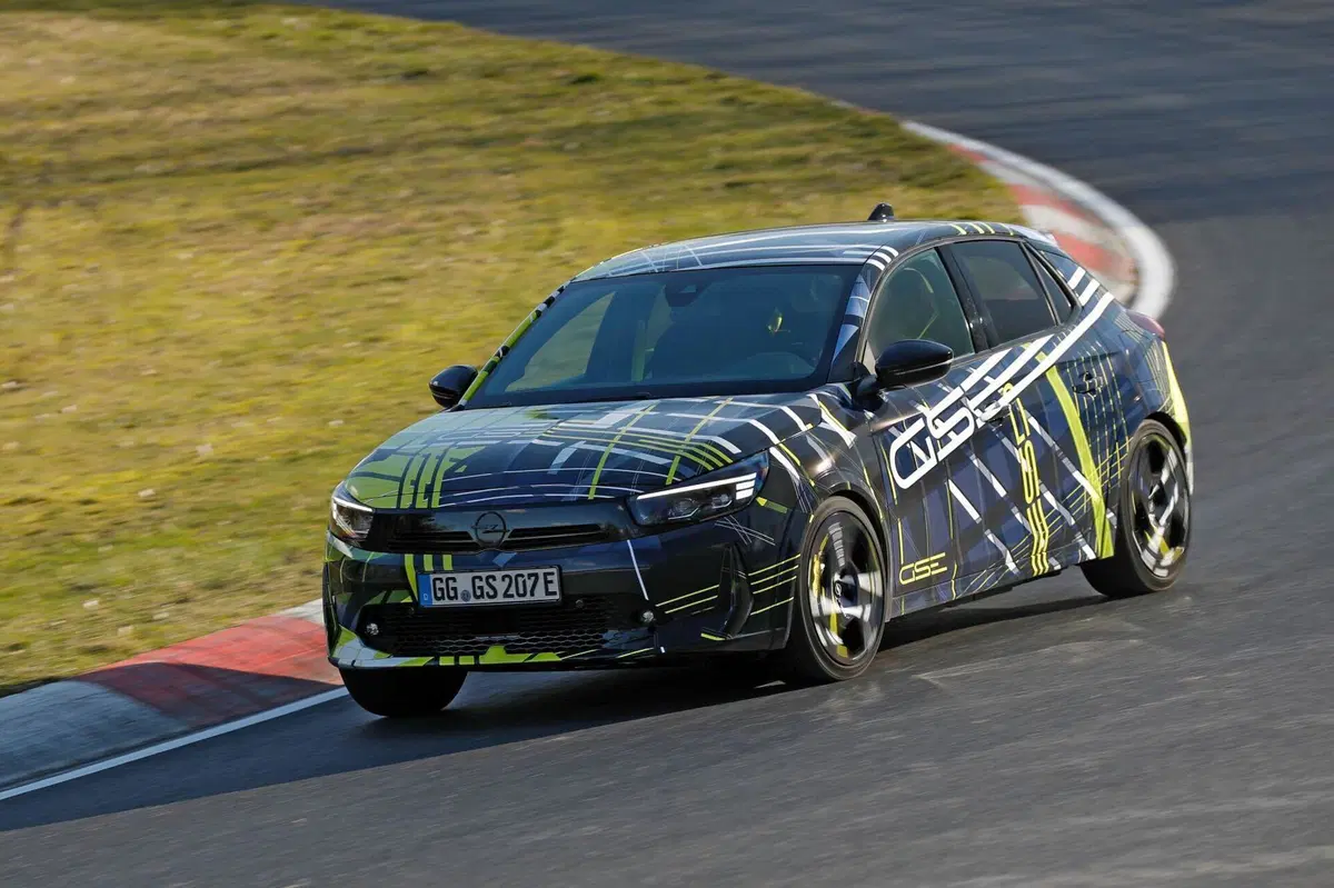 Opel Corsa GSE elettrica: avvistata al Nürburgring la nuova sportiva da oltre 280 CV (18)