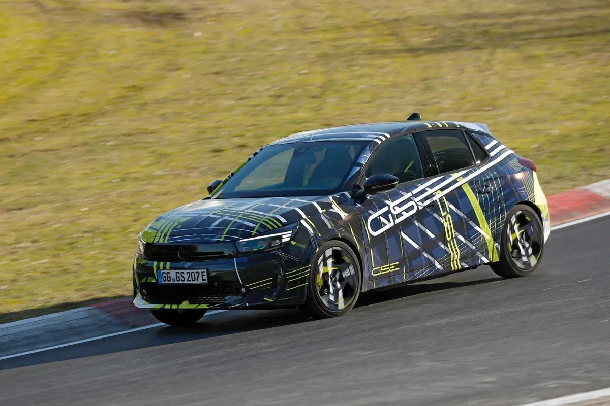Opel Corsa GSE elettrica: avvistata al Nürburgring la nuova sportiva da oltre 280 CV (19)