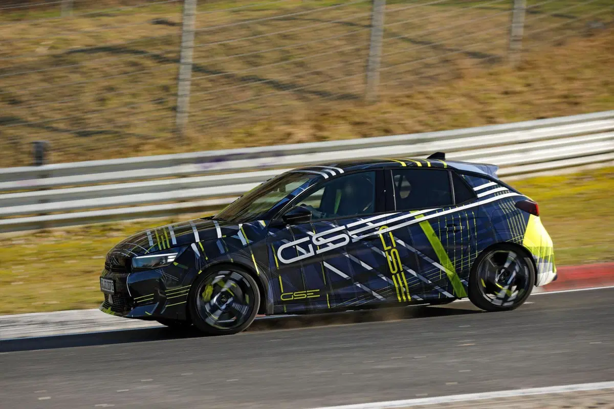Opel Corsa GSE elettrica: avvistata al Nürburgring la nuova sportiva da oltre 280 CV (20)