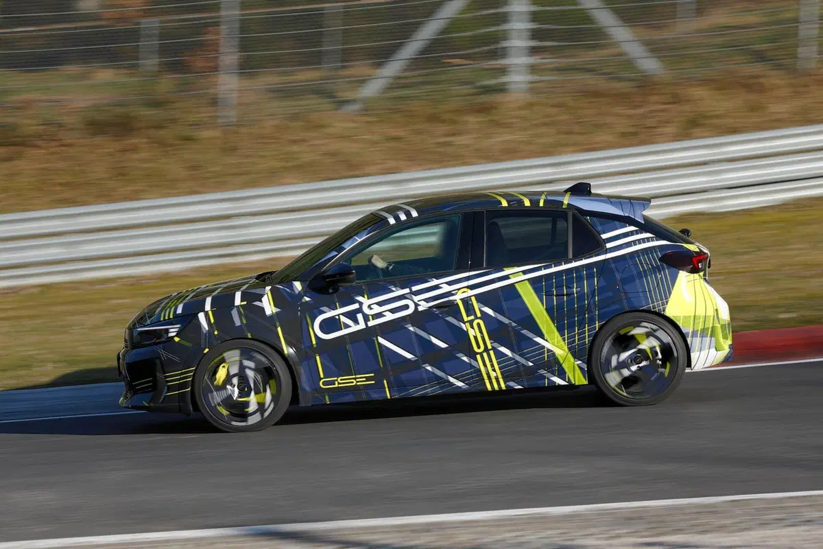 Opel Corsa GSE elettrica: avvistata al Nürburgring la nuova sportiva da oltre 280 CV (21)