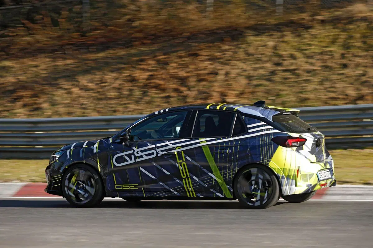 Opel Corsa GSE elettrica: avvistata al Nürburgring la nuova sportiva da oltre 280 CV (22)