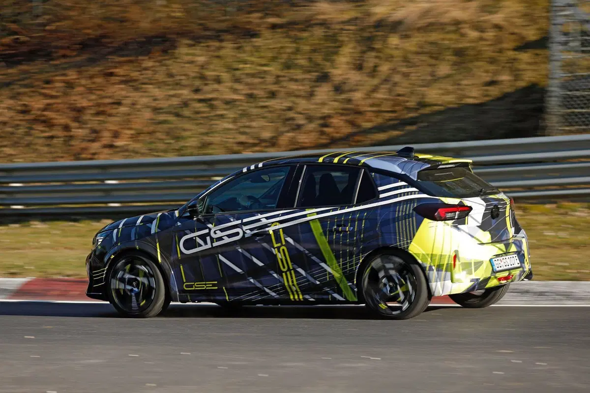 Opel Corsa GSE elettrica: avvistata al Nürburgring la nuova sportiva da oltre 280 CV (23)