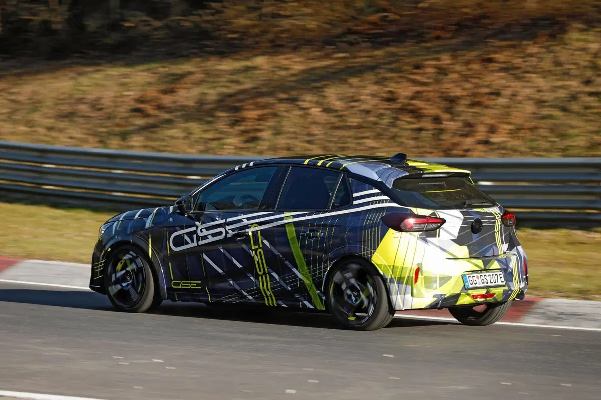 Opel Corsa GSE elettrica: avvistata al Nürburgring la nuova sportiva da oltre 280 CV (24)