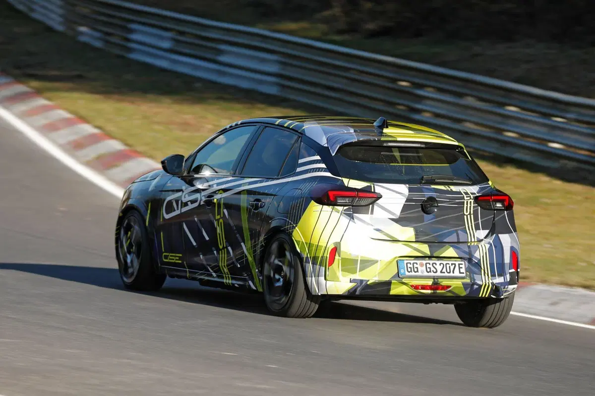 Opel Corsa GSE elettrica: avvistata al Nürburgring la nuova sportiva da oltre 280 CV (25)