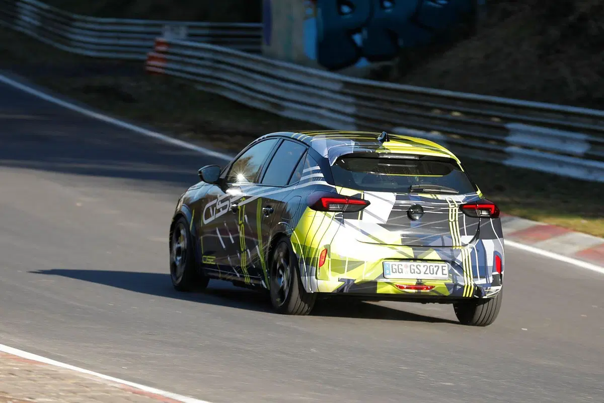 Opel Corsa GSE elettrica: avvistata al Nürburgring la nuova sportiva da oltre 280 CV (26)