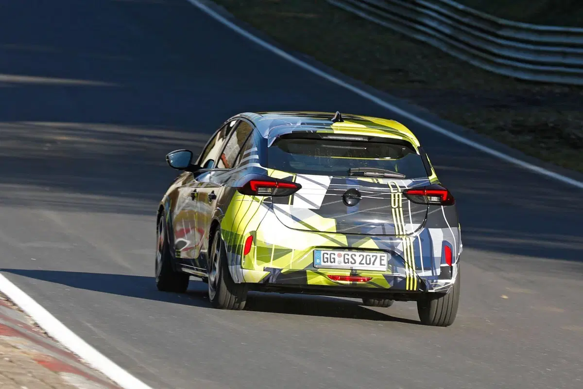 Opel Corsa GSE elettrica: avvistata al Nürburgring la nuova sportiva da oltre 280 CV (27)