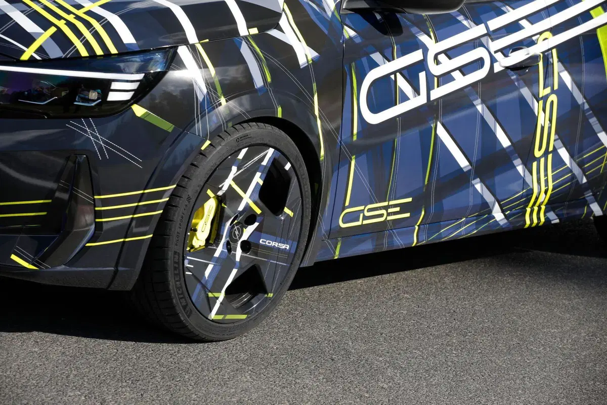 Opel Corsa GSE elettrica: avvistata al Nürburgring la nuova sportiva da oltre 280 CV (28)