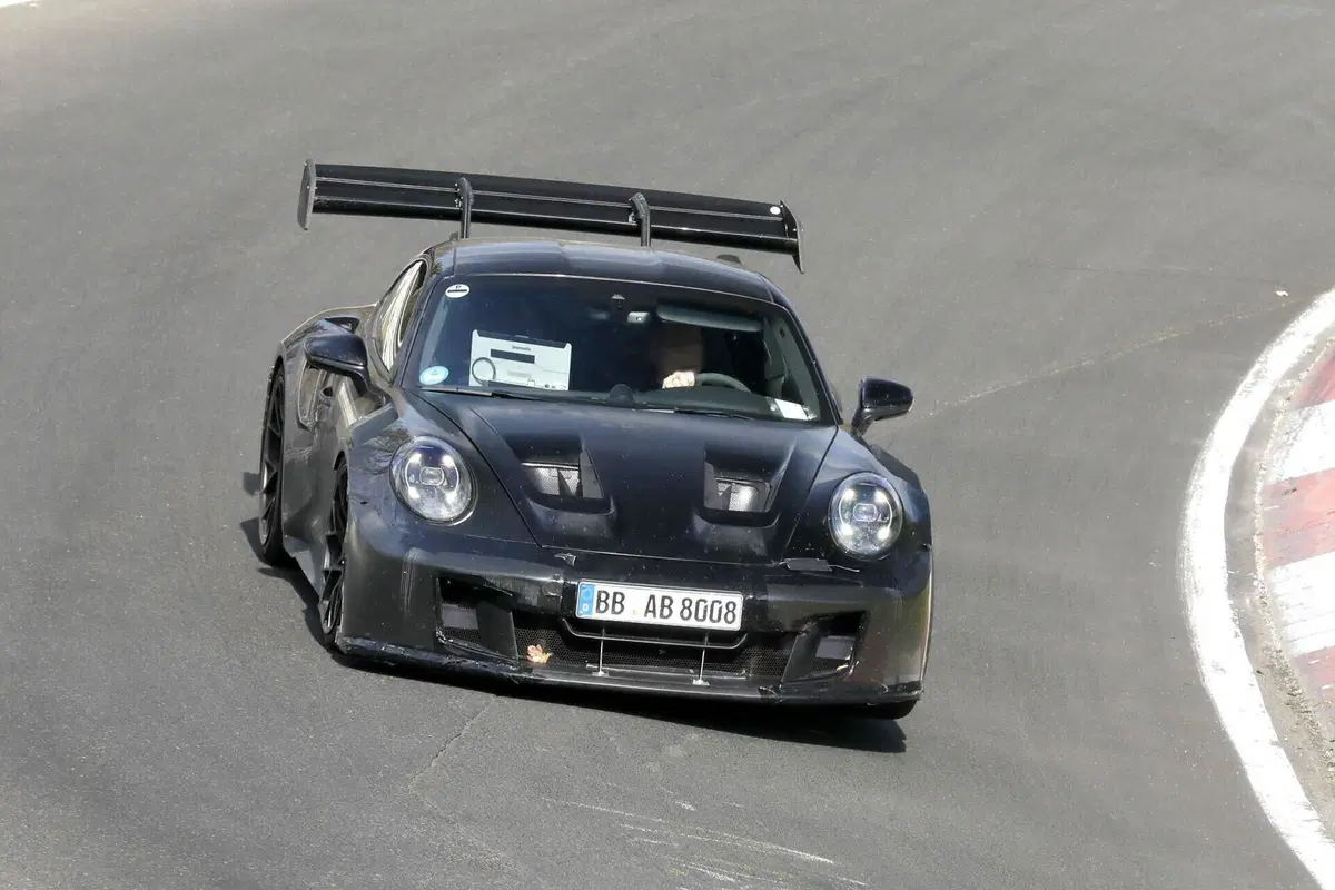 Porsche 911 GT3 RS: il prototipo avvistato al Nürburgring anticipa il possibile debutto del turbo
