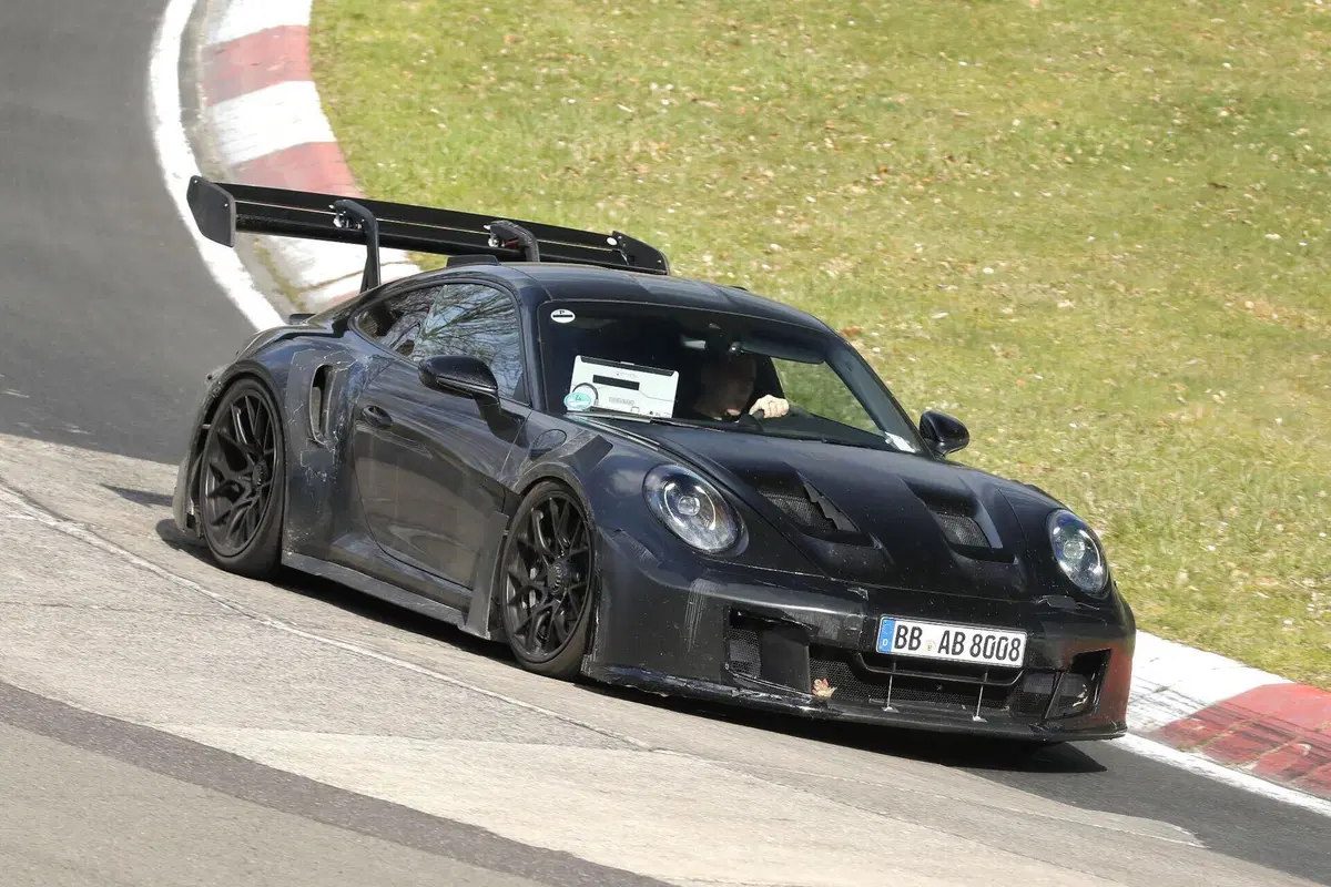 Porsche 911 GT3 RS: il prototipo avvistato al Nürburgring anticipa il possibile debutto del turbo (2)