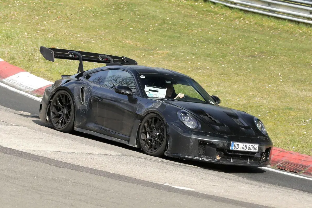 Porsche 911 GT3 RS: il prototipo avvistato al Nürburgring anticipa il possibile debutto del turbo (3)