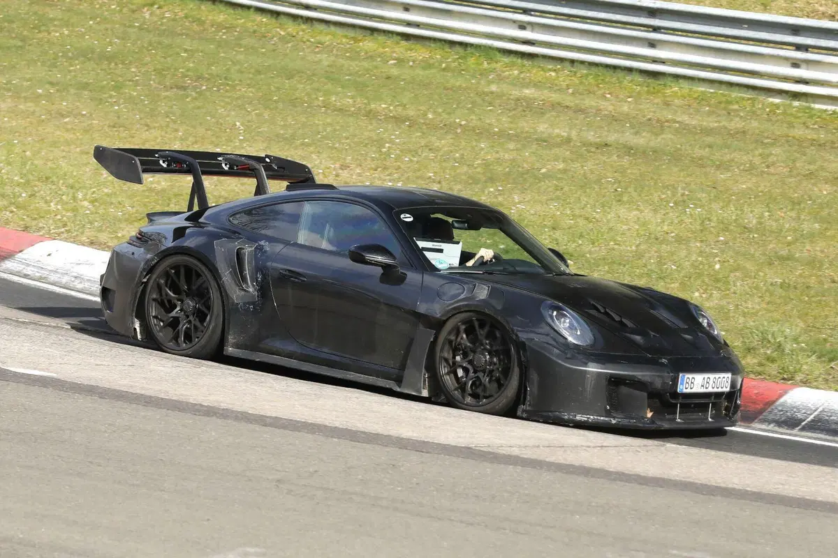 Porsche 911 GT3 RS: il prototipo avvistato al Nürburgring anticipa il possibile debutto del turbo (4)