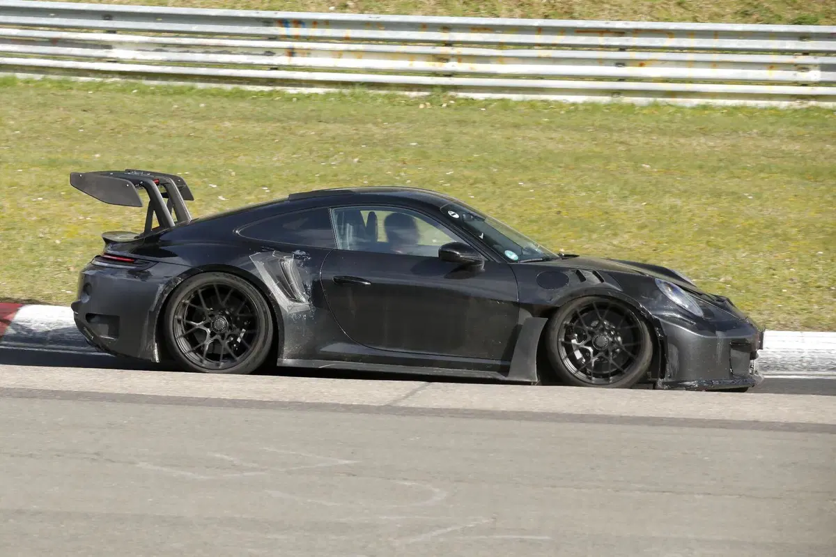 Porsche 911 GT3 RS: il prototipo avvistato al Nürburgring anticipa il possibile debutto del turbo (5)