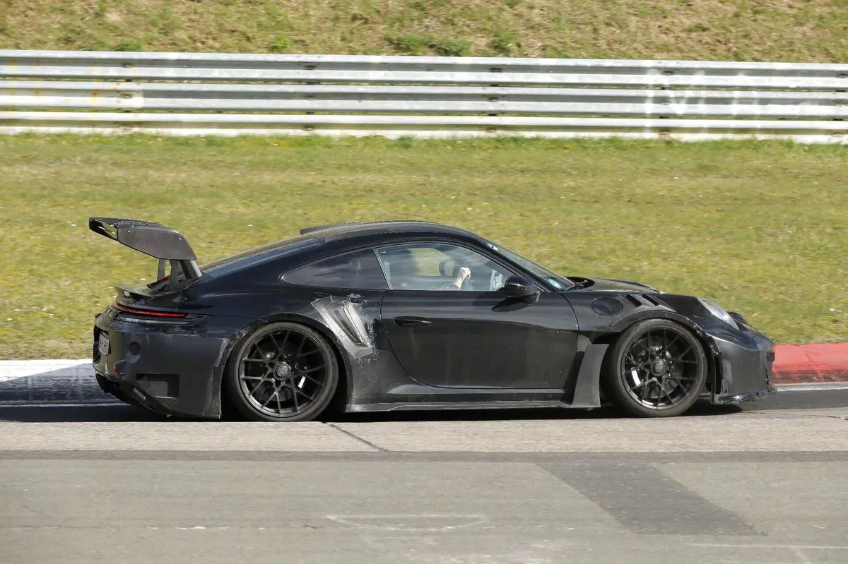 Porsche 911 GT3 RS: il prototipo avvistato al Nürburgring anticipa il possibile debutto del turbo (6)