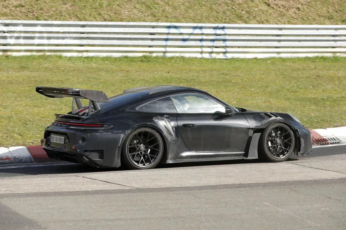 Porsche 911 GT3 RS: il prototipo avvistato al Nürburgring anticipa il possibile debutto del turbo (7)