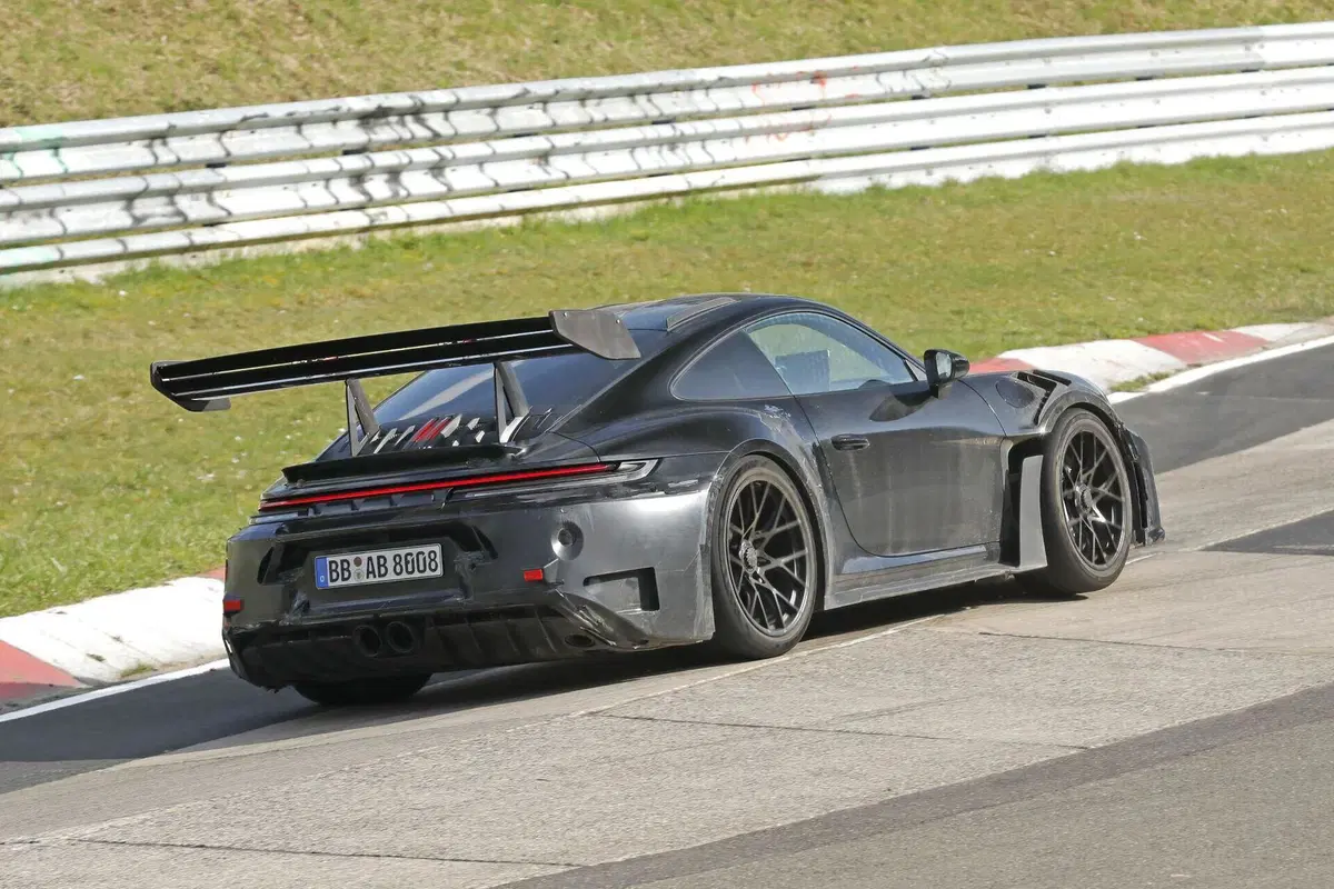 Porsche 911 GT3 RS: il prototipo avvistato al Nürburgring anticipa il possibile debutto del turbo (8)