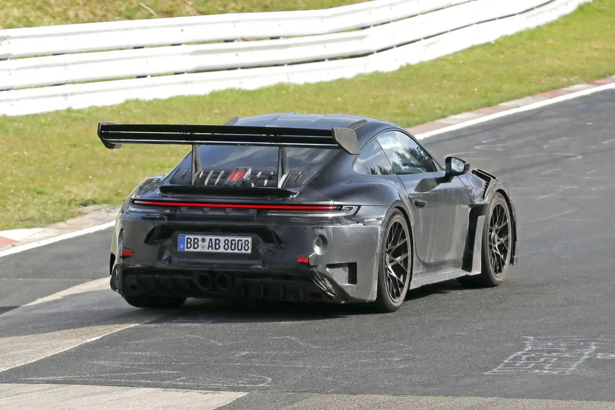 Porsche 911 GT3 RS: il prototipo avvistato al Nürburgring anticipa il possibile debutto del turbo (9)