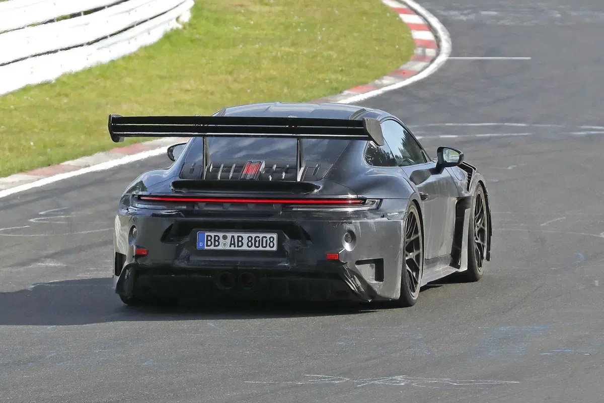 Porsche 911 GT3 RS: il prototipo avvistato al Nürburgring anticipa il possibile debutto del turbo (10)