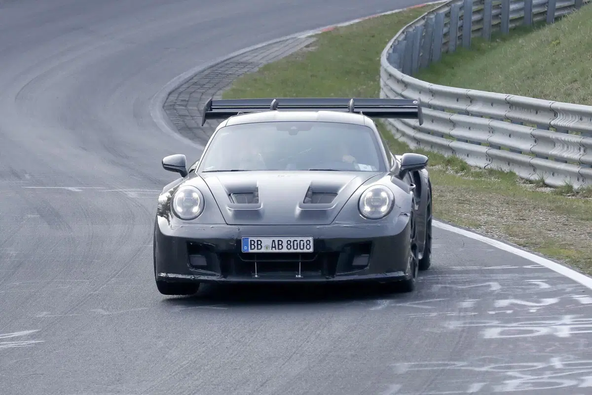 Porsche 911 GT3 RS: il prototipo avvistato al Nürburgring anticipa il possibile debutto del turbo (11)