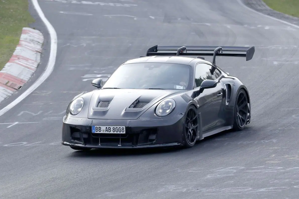 Porsche 911 GT3 RS: il prototipo avvistato al Nürburgring anticipa il possibile debutto del turbo (12)