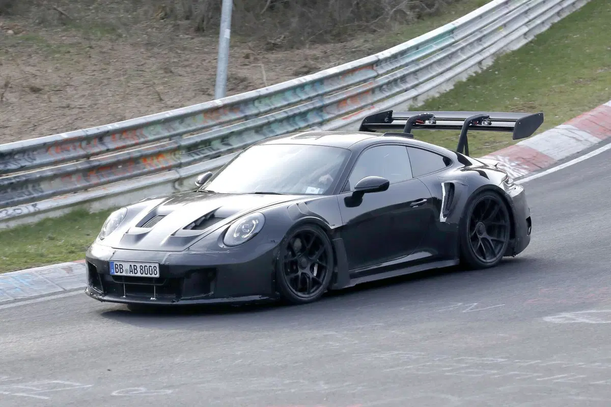 Porsche 911 GT3 RS: il prototipo avvistato al Nürburgring anticipa il possibile debutto del turbo (13)