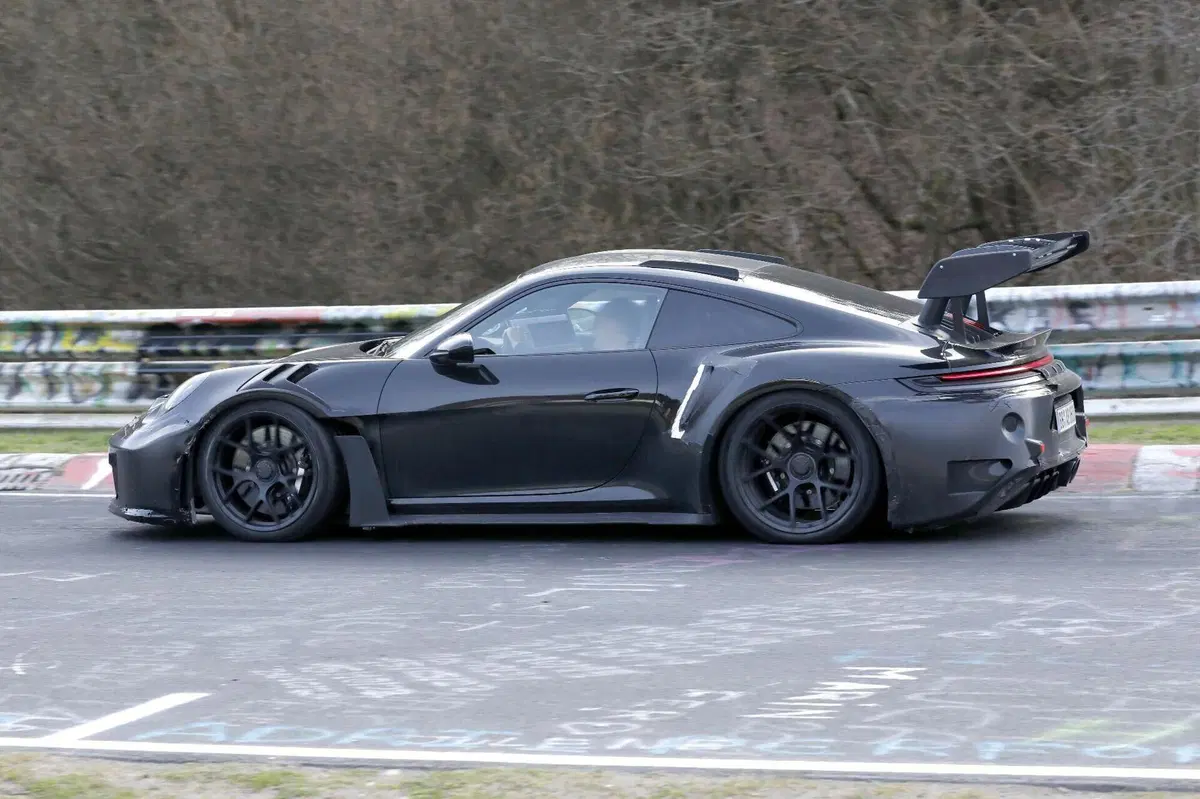 Porsche 911 GT3 RS: il prototipo avvistato al Nürburgring anticipa il possibile debutto del turbo (14)