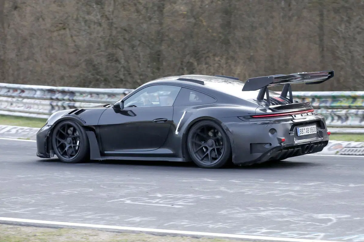 Porsche 911 GT3 RS: il prototipo avvistato al Nürburgring anticipa il possibile debutto del turbo (15)