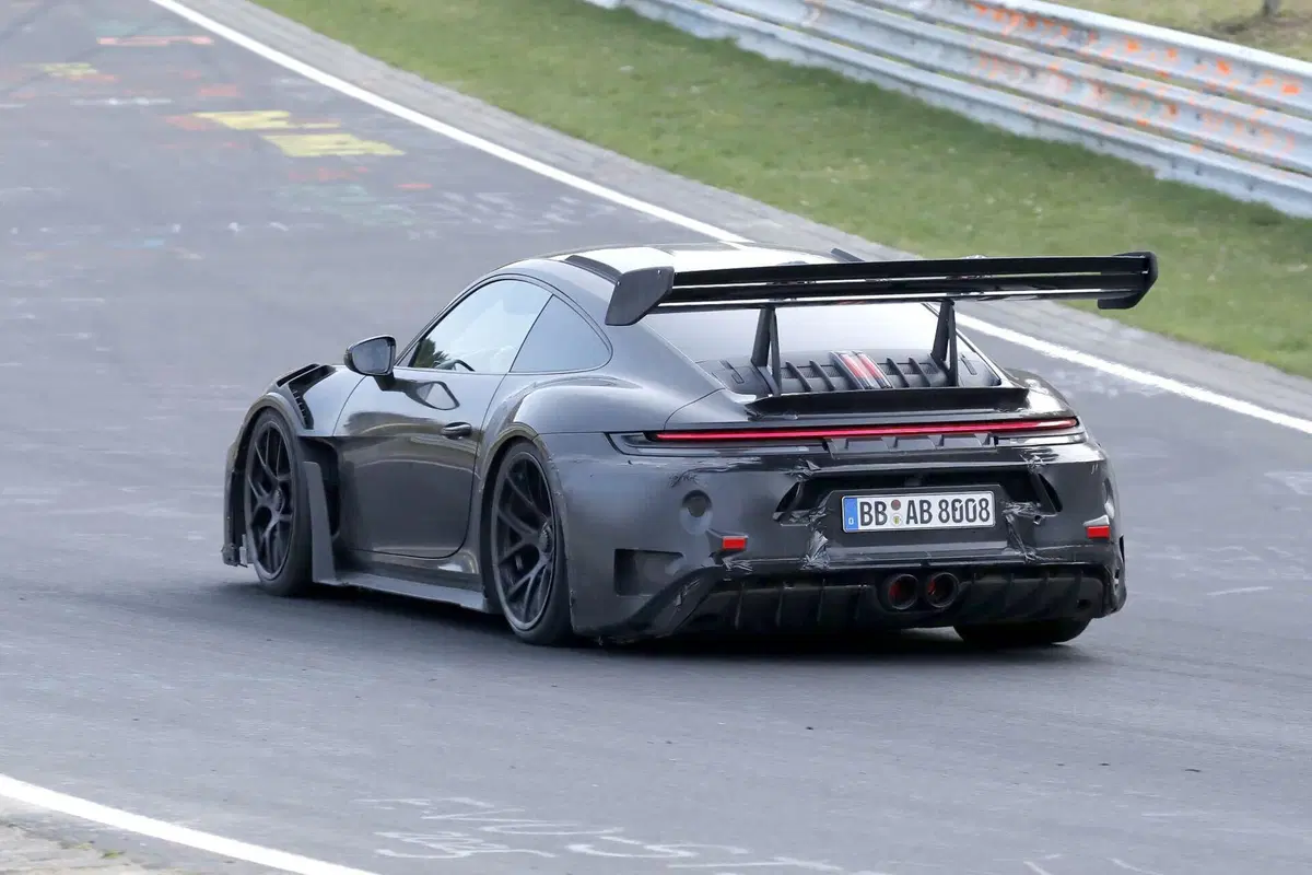 Porsche 911 GT3 RS: il prototipo avvistato al Nürburgring anticipa il possibile debutto del turbo (16)