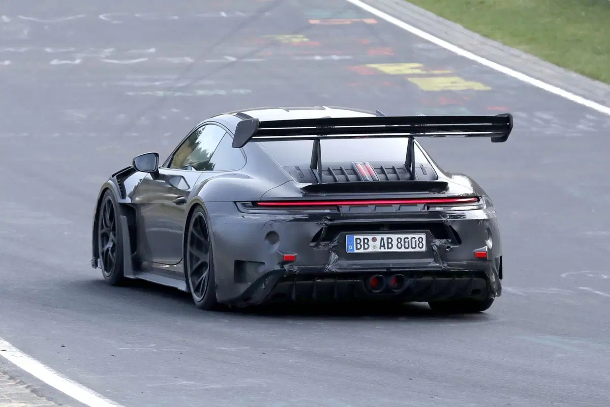 Porsche 911 GT3 RS: il prototipo avvistato al Nürburgring anticipa il possibile debutto del turbo (17)