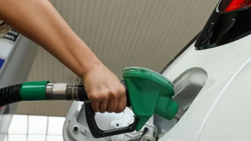 Benzina e diesel, cosa succede ai prezzi dopo la fine del taglio delle accise: quanto coster&agrave; fare rifornimento