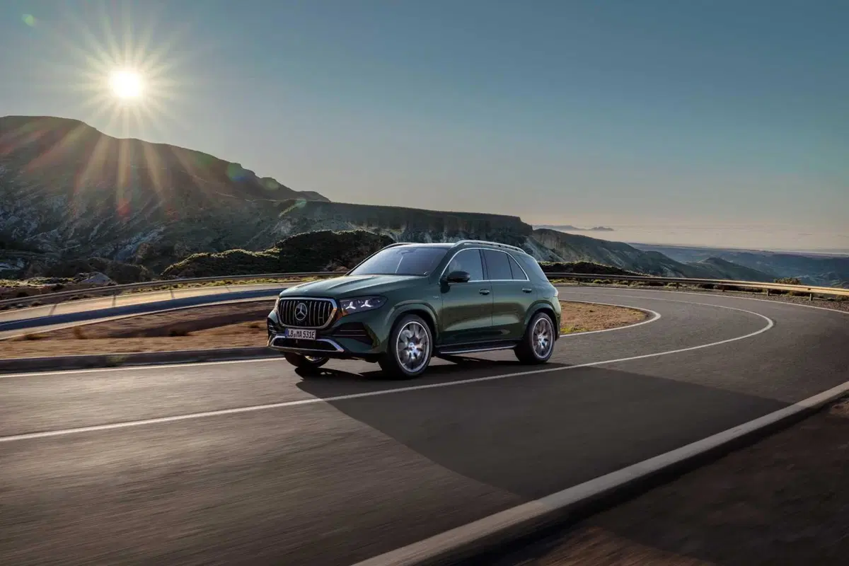 Mercedes GLE 53 AMG 2026: 585 cavalli, 100 km in elettrico e un restyling che cambia tutto