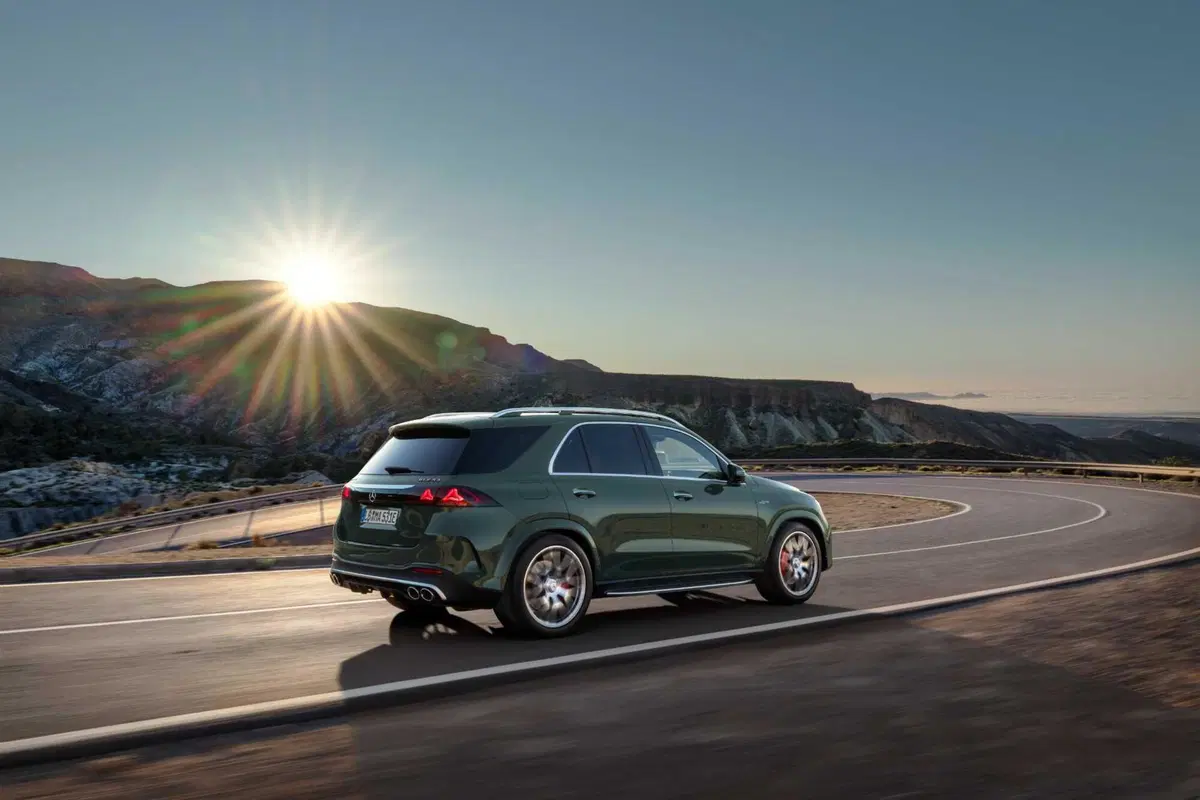 Mercedes GLE 53 AMG 2026: 585 cavalli, 100 km in elettrico e un restyling che cambia tutto (2)