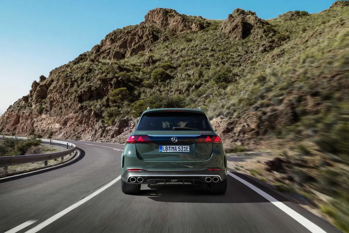 Mercedes GLE 53 AMG 2026: 585 cavalli, 100 km in elettrico e un restyling che cambia tutto (3)