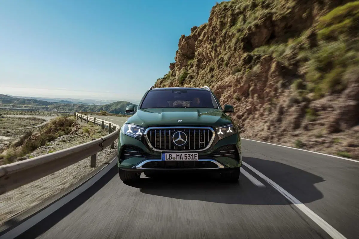Mercedes GLE 53 AMG 2026: 585 cavalli, 100 km in elettrico e un restyling che cambia tutto (4)
