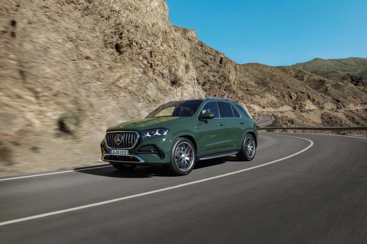 Mercedes GLE 53 AMG 2026: 585 cavalli, 100 km in elettrico e un restyling che cambia tutto (5)