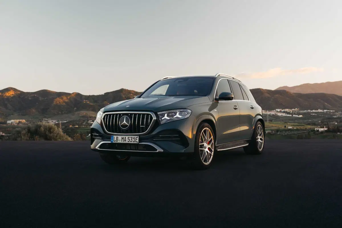 Mercedes GLE 53 AMG 2026: 585 cavalli, 100 km in elettrico e un restyling che cambia tutto (6)