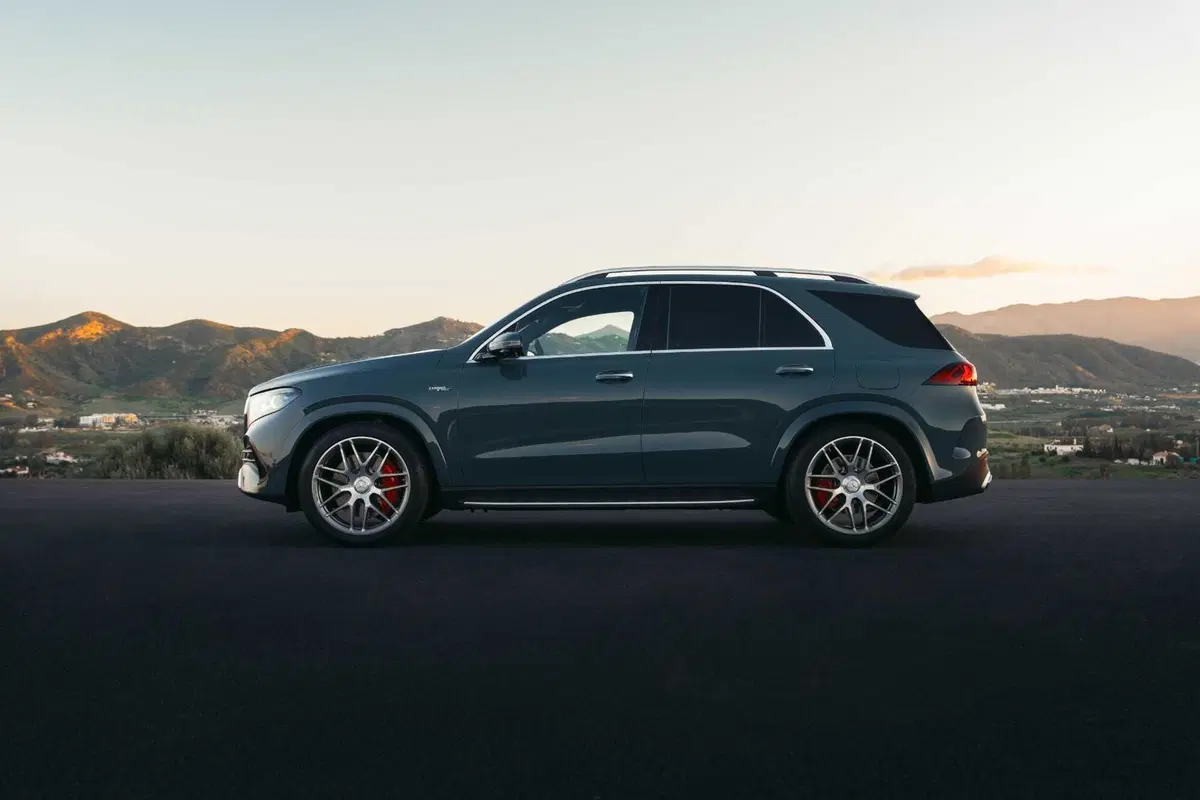 Mercedes GLE 53 AMG 2026: 585 cavalli, 100 km in elettrico e un restyling che cambia tutto (7)