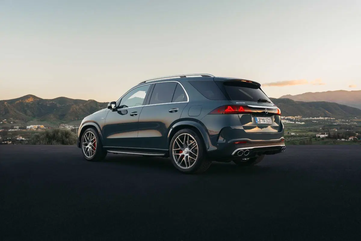 Mercedes GLE 53 AMG 2026: 585 cavalli, 100 km in elettrico e un restyling che cambia tutto (8)