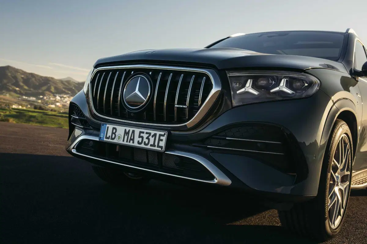 Mercedes GLE 53 AMG 2026: 585 cavalli, 100 km in elettrico e un restyling che cambia tutto (11)