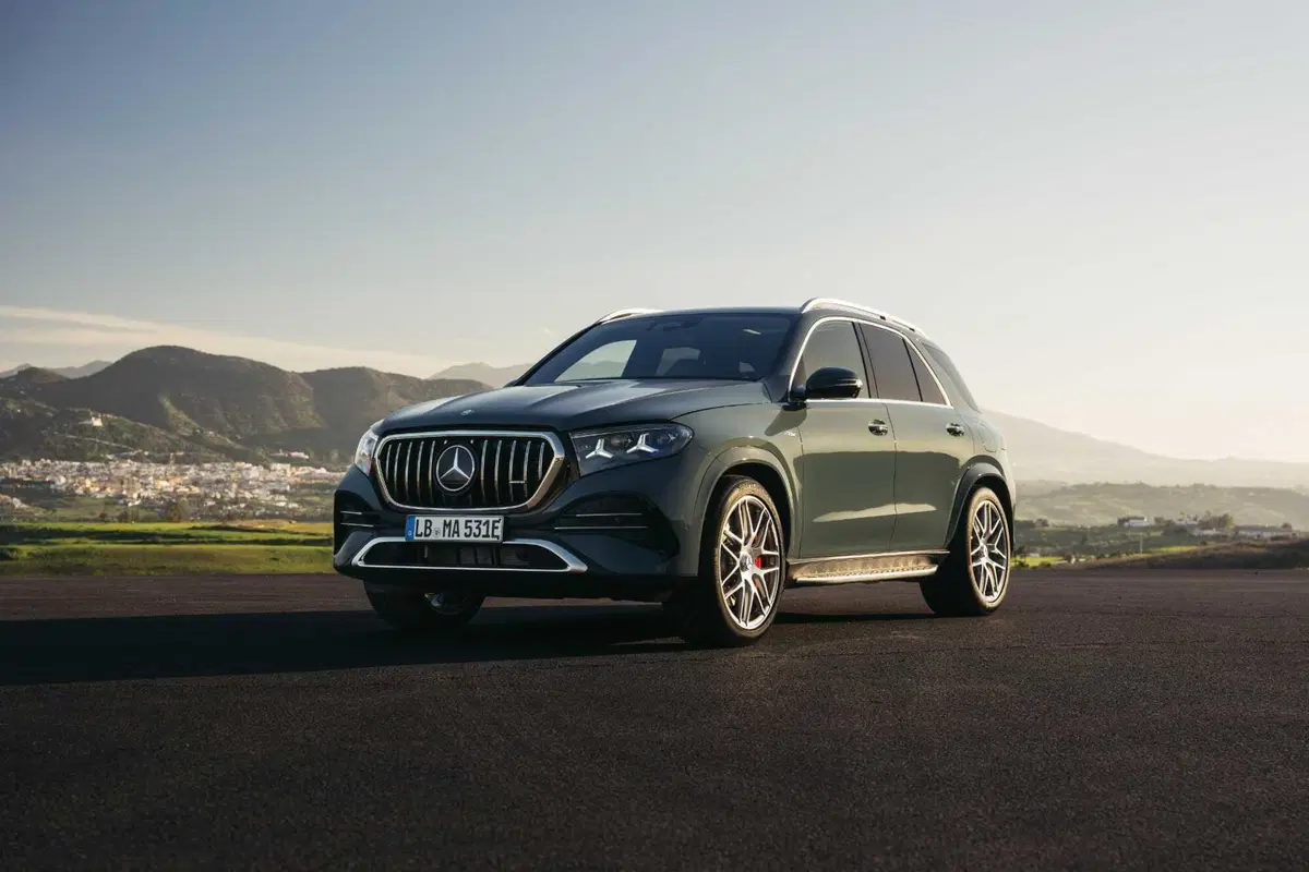 Mercedes GLE 53 AMG 2026: 585 cavalli, 100 km in elettrico e un restyling che cambia tutto (13)