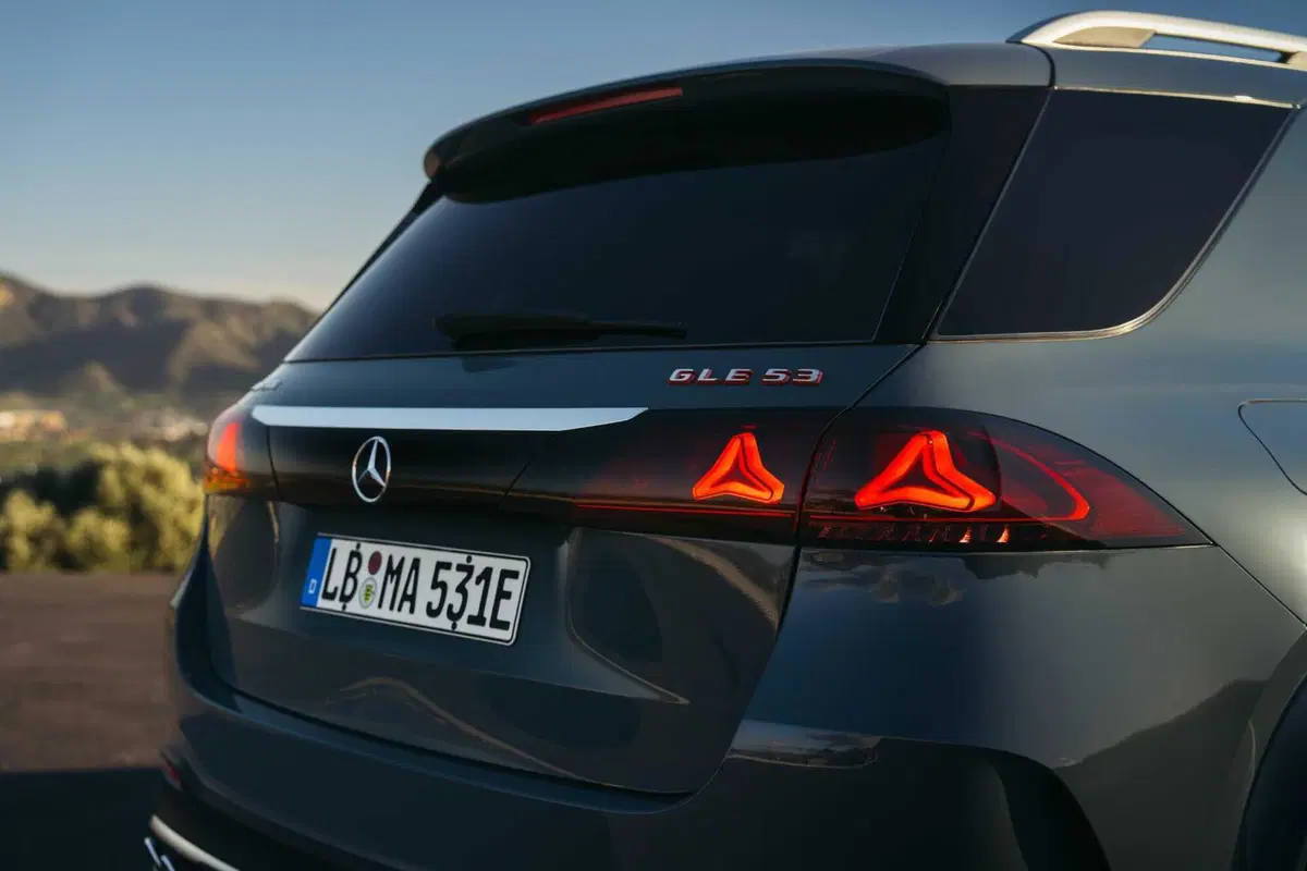 Mercedes GLE 53 AMG 2026: 585 cavalli, 100 km in elettrico e un restyling che cambia tutto (15)