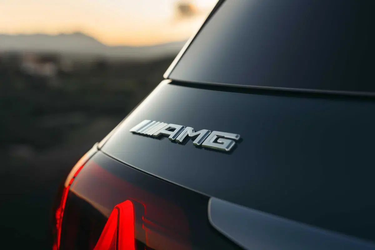 Mercedes GLE 53 AMG 2026: 585 cavalli, 100 km in elettrico e un restyling che cambia tutto (17)