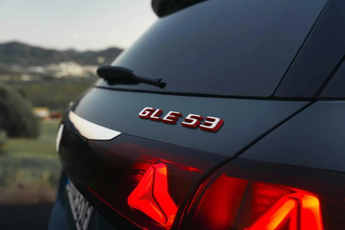 Mercedes GLE 53 AMG 2026: 585 cavalli, 100 km in elettrico e un restyling che cambia tutto (16)