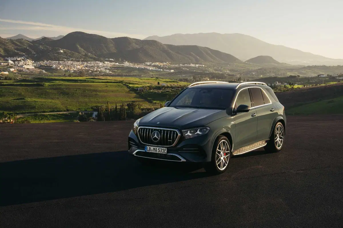 Mercedes GLE 53 AMG 2026: 585 cavalli, 100 km in elettrico e un restyling che cambia tutto (14)