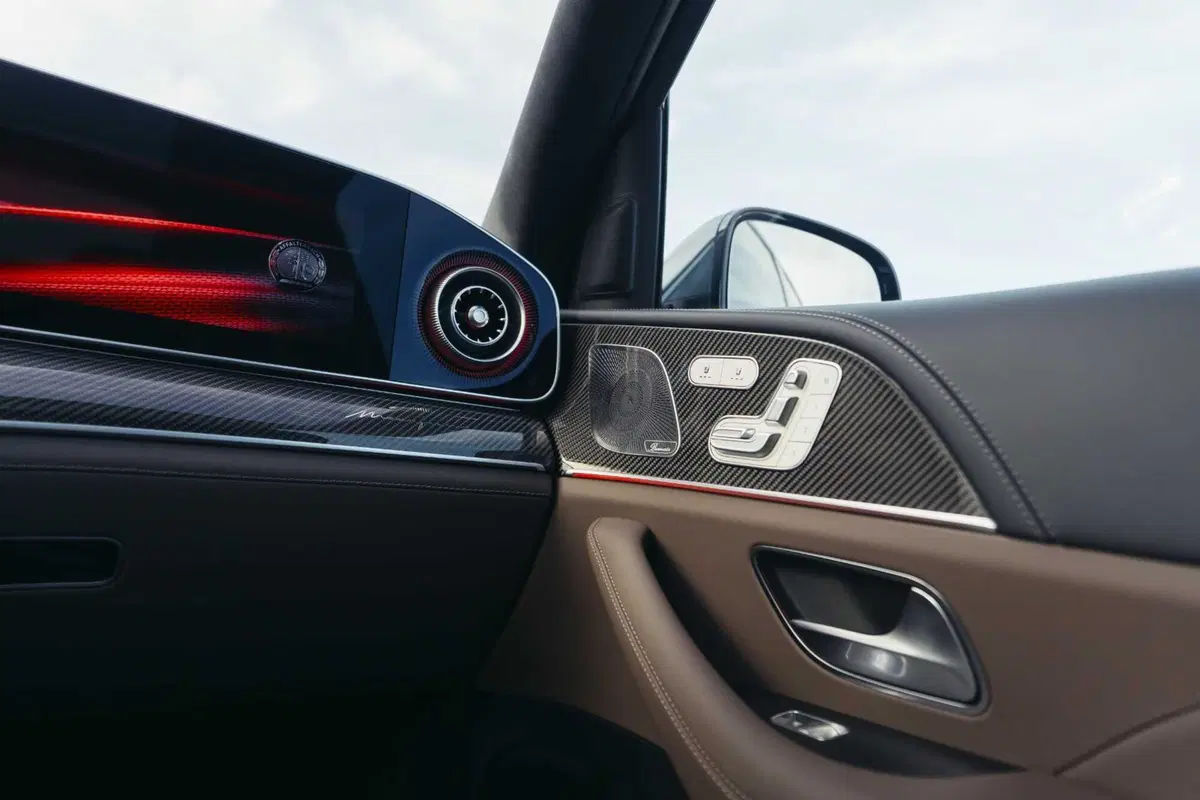 Mercedes GLE 53 AMG 2026: 585 cavalli, 100 km in elettrico e un restyling che cambia tutto (23)