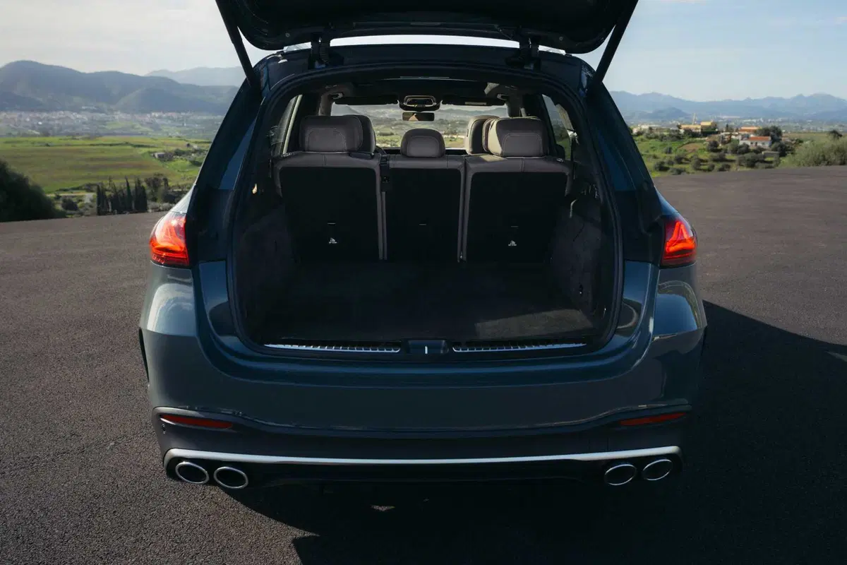 Mercedes GLE 53 AMG 2026: 585 cavalli, 100 km in elettrico e un restyling che cambia tutto (39)