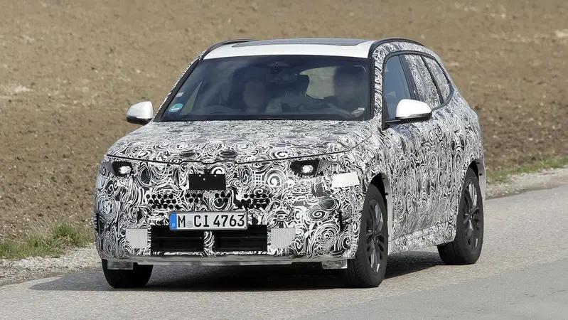 BMW X1 2027 sorpresa nei test: ecco il facelift della versione termica
