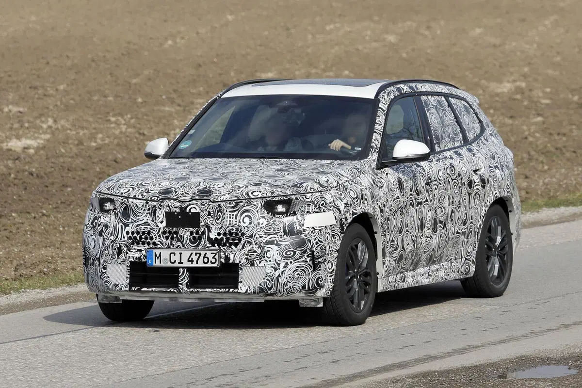 BMW X1 2027 sorpresa nei test: ecco il facelift della versione termica (2)