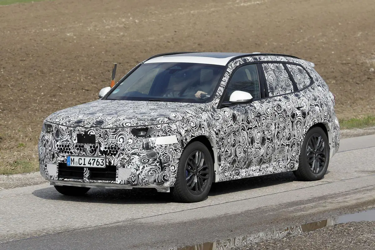 BMW X1 2027 sorpresa nei test: ecco il facelift della versione termica (3)