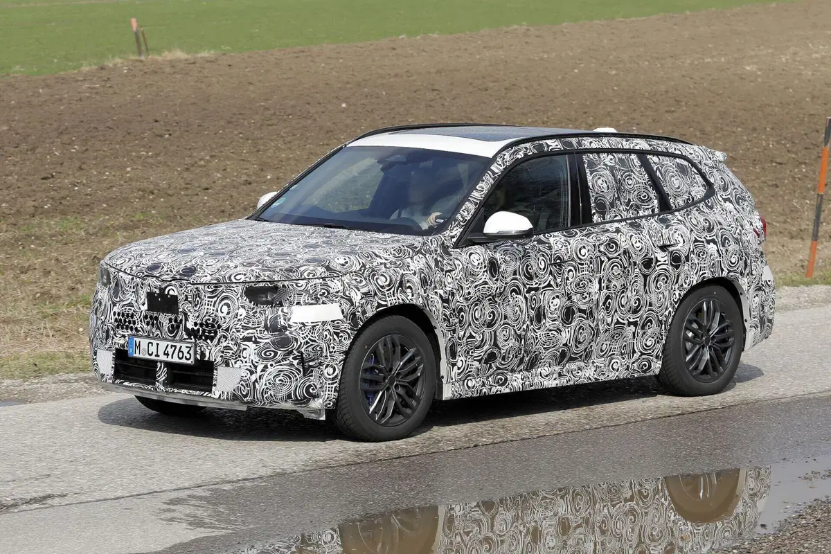 BMW X1 2027 sorpresa nei test: ecco il facelift della versione termica (4)
