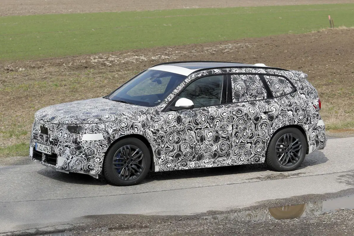 BMW X1 2027 sorpresa nei test: ecco il facelift della versione termica (5)